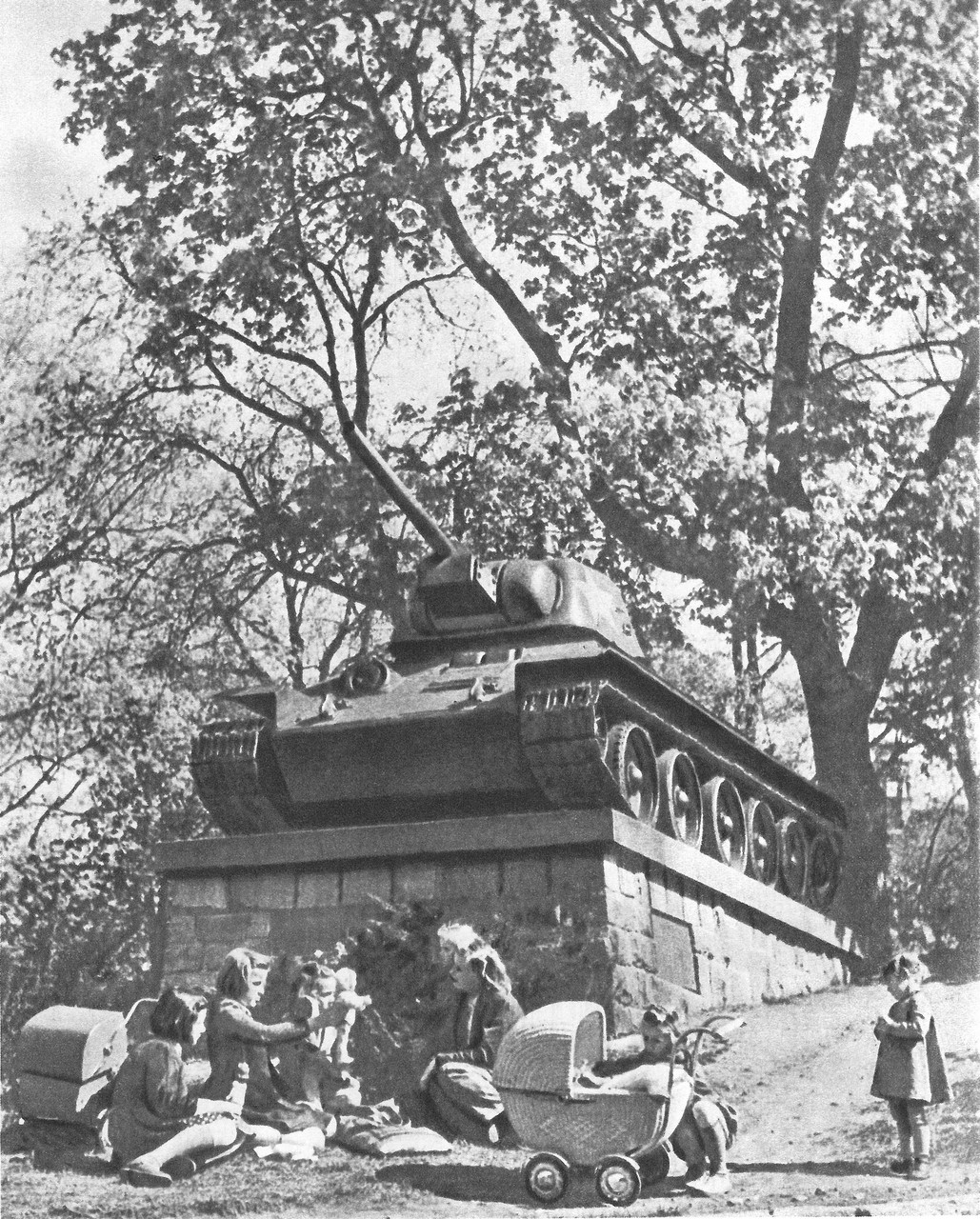 Зверства советских солдат в Чехословакии. 75 фото. Очень рекомендовано к прочтению!