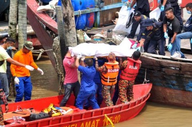 Число жертв крушения судна у берегов Малайзии возросло до 50 человек