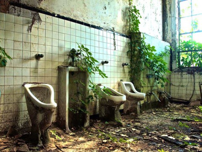 Школьный туалет в Атланте заброшенное, природа, разрушение, цивилизация