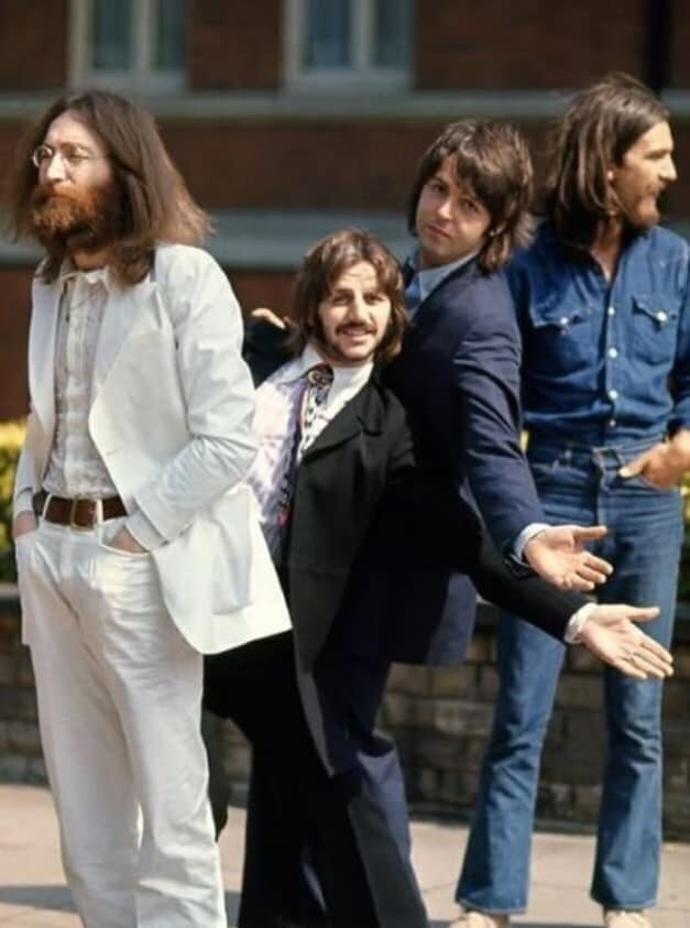 "Битлз" готовятся перейти Abbey Road по знаменитой "зебре", позируя для обложки своего последнего альбома. 8 августа 1969 год. Впечатляющие картины жизни прошлых столетий
(39 фото)