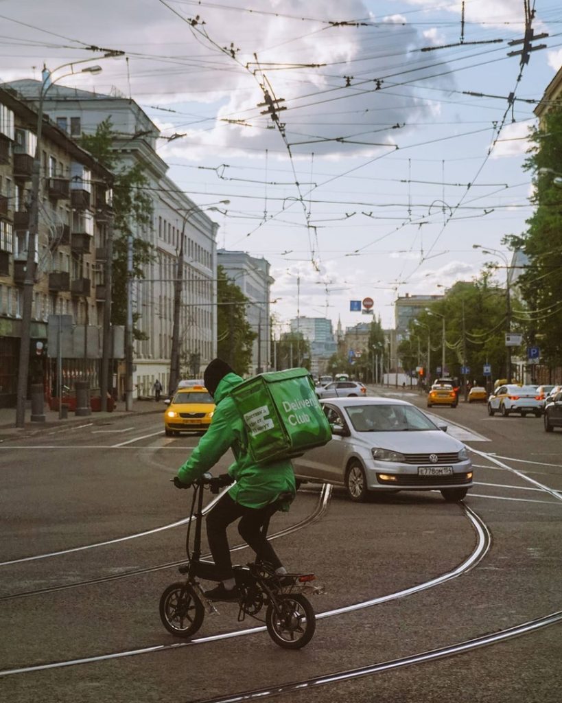 Фото дня: на улицах Лефортова находятся лишь курьеры