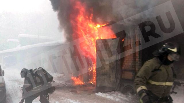 Фото: пожар произошел в гаражах на востоке Москвы