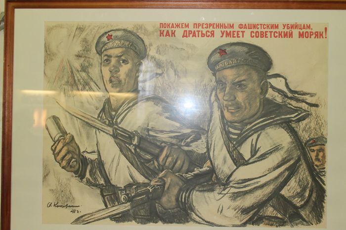 На снимке: такие плакаты выпускались в блокадном Ленинграде.
