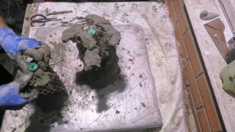 Красивые грибочки для сада из пластиковой бутылки и цемента