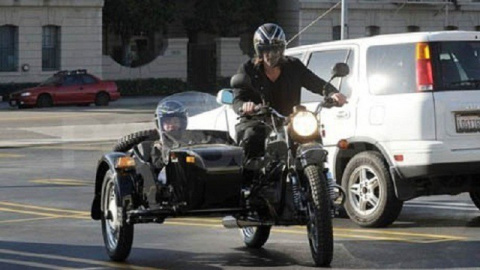 Брэд Питт уже пятый год катается на мотоцикле «Урал» с коляской