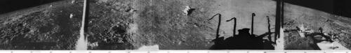 Архивный советский снимок - часть панорамы, сделанной "Луной-13". Таких панорам несколько. Артефакты видны на всех