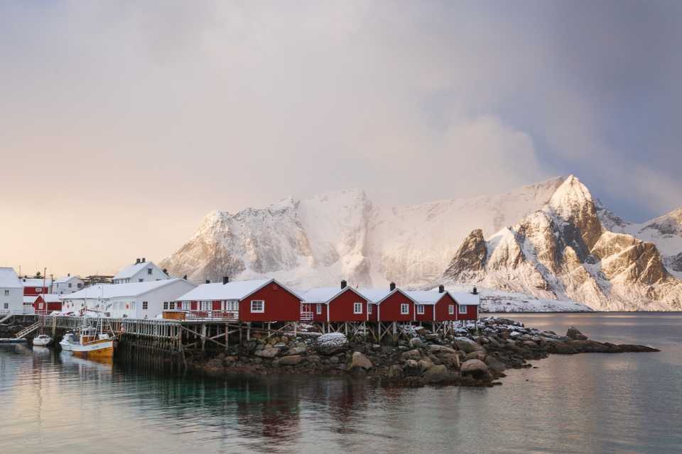 Красные рыбацкие домики на Лофотенских островах в Норвегии