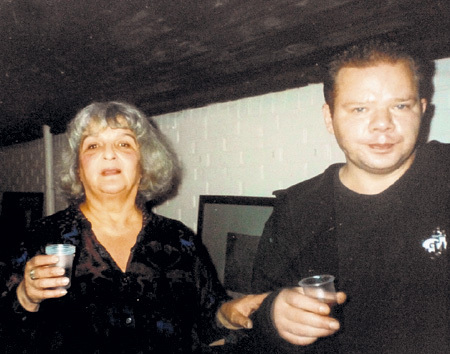 Наталья ШМЕЛЬКОВА с Петром ЕВТУШЕНКО на открытии его выставки картин