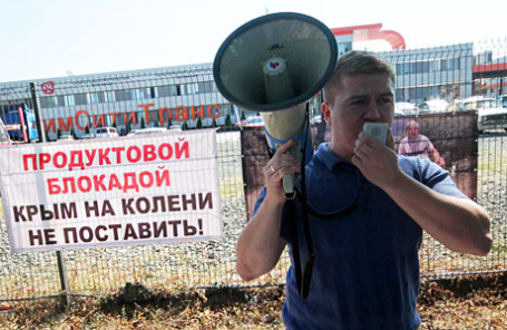  Участник акции протеста против продовольственной блокады Крыма, инициированной Меджлисом крымских татар, у здания телекомпании АТР. 