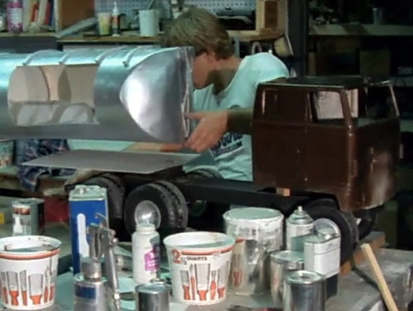 уменьшенная радиоуправляемая копия бензовоза