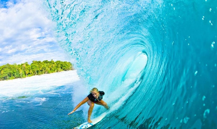«Я занимаюсь серфингом в течение всей моей беременности. Я планирую путешествовать до тех пор, пока могу», — говорит Бетани, которая в 13 лет потеряла руку и 60 процентов крови во время серфинга на Гавайях