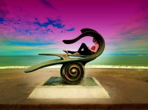 19)	В статуе на пляже в Пуэрто-Валларто, Мексика.