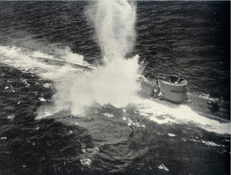 Немецкая подводная лодка U-196 под атакой американского противолодочного самолёта PBY «Каталина». 8 марта 1943 г. Немецкая подводная лодка U-196 под атакой американского противолодочного самолёта PBY «Каталина». 8 марта 1943 г. Великая отечественая война, архивные фотографии, вторая мировая война