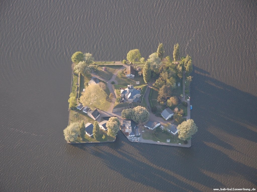 10 самых крошечных населённых островов мира