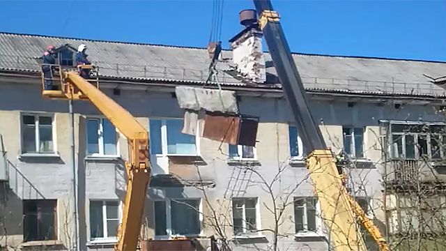 Опубликовано видео с места обрушения балкона с подростками в.