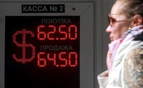 электронное табло у пункта обмена валют в Москве Обвал рубля: Цены взлетят вслед за долларом