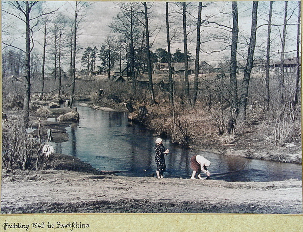 С оветские крестьянки стирают белье в реке. Весна 1943 года. Калужская область С оветские крестьянки стирают белье в реке. Весна 1943 года. Калужская область деревня, фото