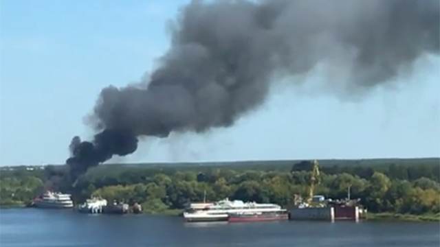 Видео: теплоход загорелся на Волге в Нижнем Новгороде