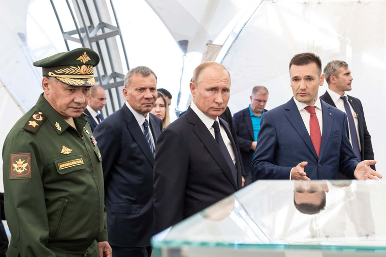 Стреляющего из винтовки Путина запечатлели на камеру.