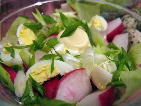 Яйца делают полезнее салат из сырых овощей