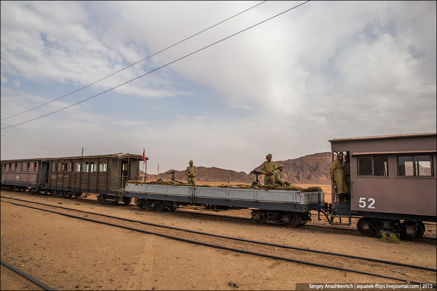 Нападение на поезд в пустыне