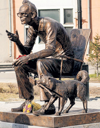 ...а спустя почти 40 лет в центре Иркутска, где прошло детство постановщика, в память о нём установили монумент