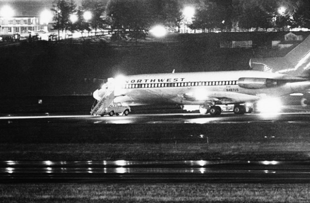 Угнанный самолет Northwest Airlines на взлетно-посадочной полосе во время заправки в аэропорту Такома в Сиэтле, 25 ноября 1971 года.