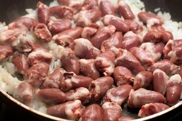 Фото к рецепту: Куриные сердечки, тушеные в сметане