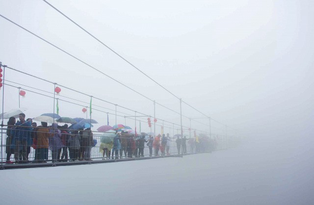 6 октября недавно открывшийся в Китае стеклянный мост в горах Юньтайшань в провинции Хэнань треснул от падения термоса с водой…