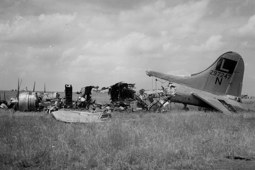 B-17 после налета на аэродром