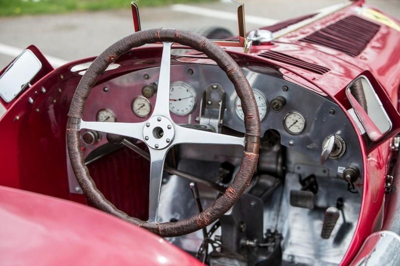 Alfa Romeo Tipo B P3 весит 750 кг и оснащена 2,9-литровой рядной восьмеркой с компрессором мощностью 255 л. с. Максимальная скорость превышает 230 км/ч, что было отличным результатом для начала 30-х. Alfa Romeo Tipo B P3 весит 750 кг и оснащена 2,9-литровой рядной восьмеркой с компрессором мощностью 255 л. с. Максимальная скорость превышает 230 км/ч, что было отличным результатом для начала 30-х. alfa romeo, ferrari, Энцо Феррари, авто, автоаукцион, автомобили, олдтаймер, ретро авто
