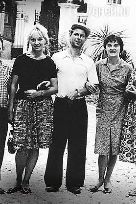  Татьяна Бестаева и Людмила Гурченко с поклонником. 1950-е