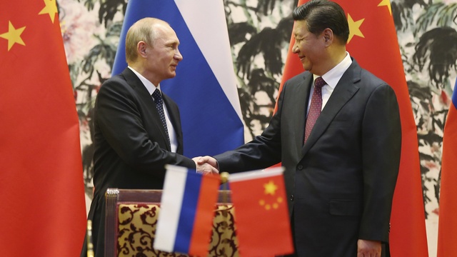 Le Monde: «Русский мир» и «китайская мечта» привели Запад в панику