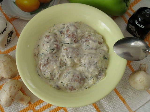 Мясные фрикадельки в баклажанном соусе с грибами Мясные фрикадельки в баклажанном соусе с грибами