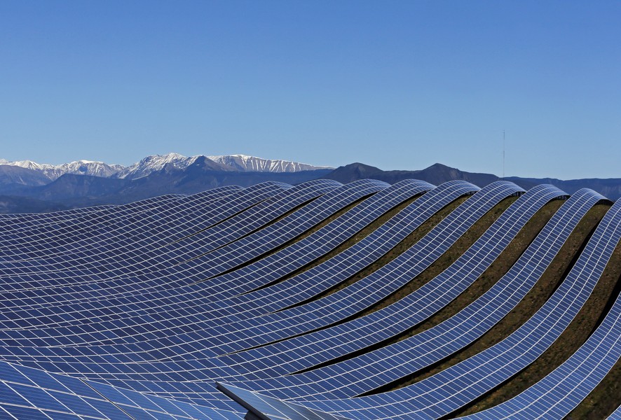 Солнечная электростанция в коммуне Ле-Ме кадр, минимализм, фото