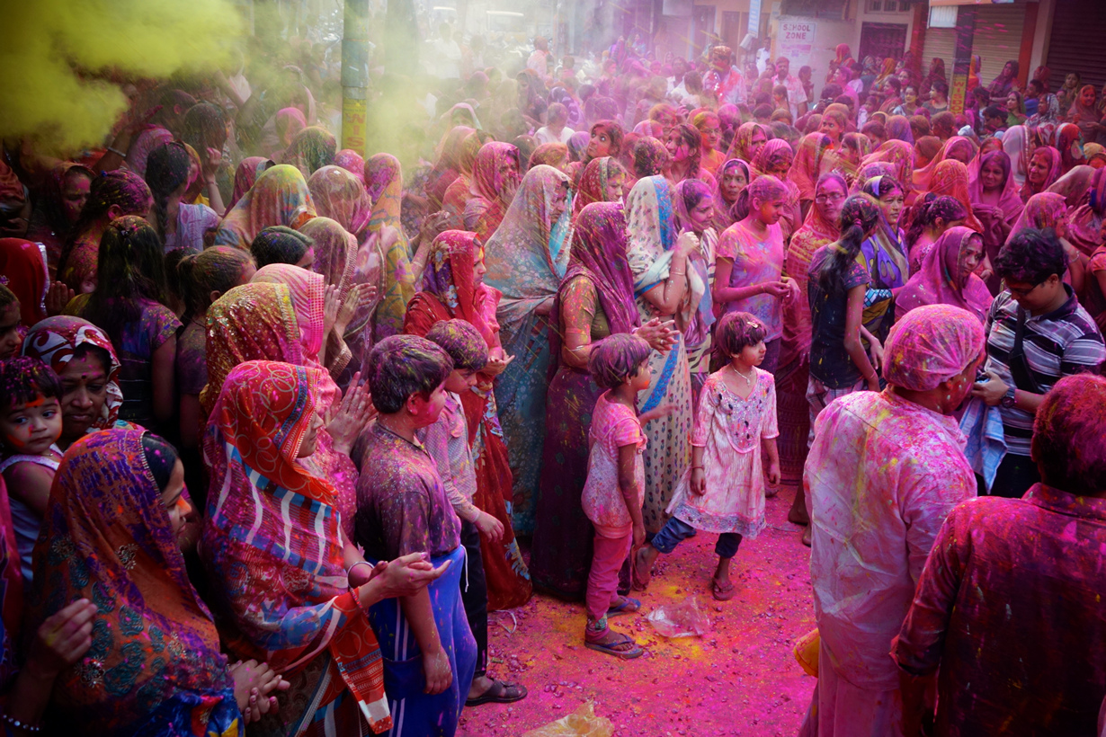Индия. Фестиваль Холи. Мероприятие проводится ежегодно в конце февраля &mdash; начале марта и длится на протяжении пяти дней. Программа фестиваля включает уличные баталии разноцветными порошками. (Rajesh_India)