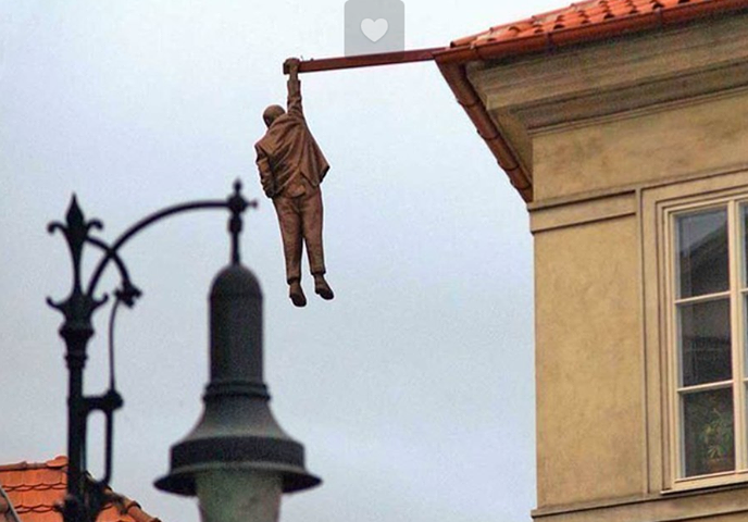 Чё я - лампочку не заменю? Да я их десять, блин, заменю!