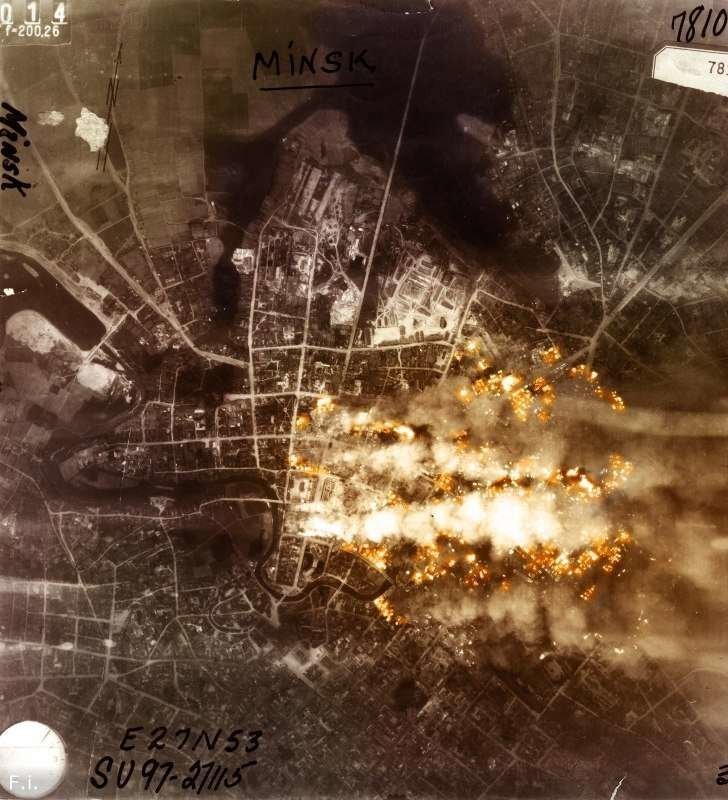 Фотофиксация результатов бомбардировки Минска немецким разведчиком. 24 июня 1941 г. Фотофиксация результатов бомбардировки Минска немецким разведчиком. 24 июня 1941 г. Великая отечественая война, архивные фотографии, вторая мировая война