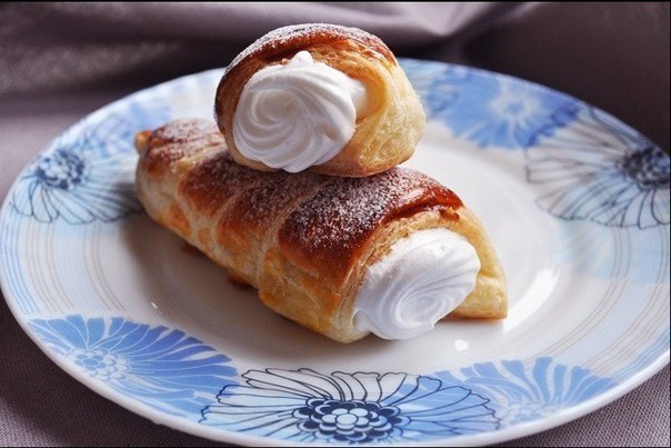 Трубочка слоеная с белковым кремом