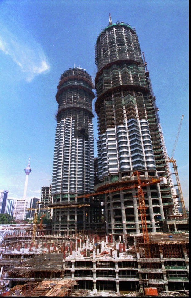 18. Башни Петронас, Малайзия, 1995 год 18. Башни Петронас, Малайзия, 1995 год достопримечательности, здания, старые фото, строительство