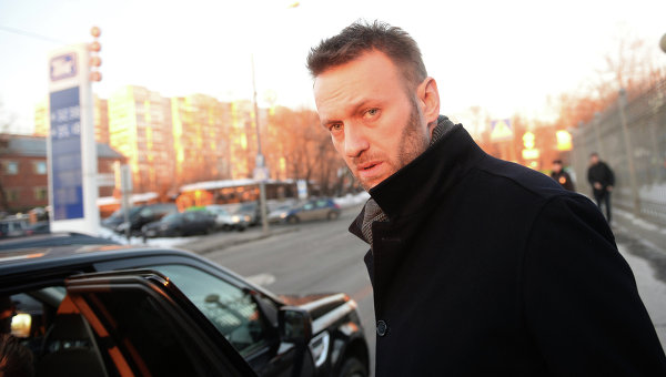 А.Навальный у здания Мосгорсуда. Архивное фото