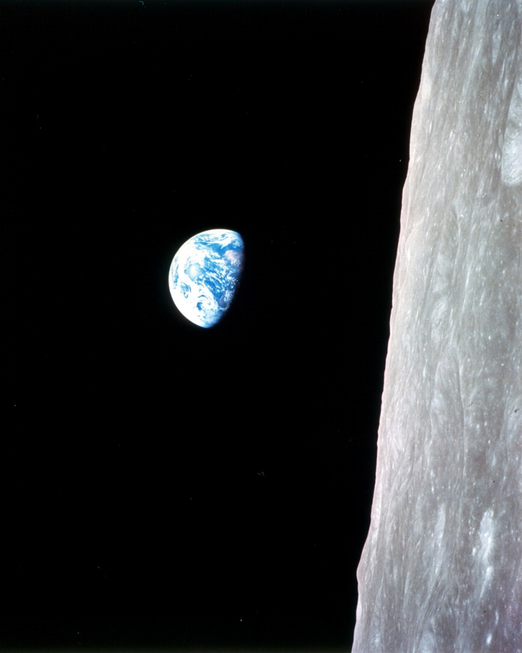 24 декабря 1968 года. Восход Земли. Снимок был сделан во время облёта Луны космическим кораблём «Аполлон-8». (NASA on The Commons)