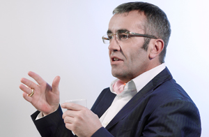 Гарретт Джонстон: Нужно рекламировать не оружие, а "убийство" ("Украинская правда") Гарретт Джонстон: Нужно рекламировать не оружие, а "убийство" ("Украинская правда")