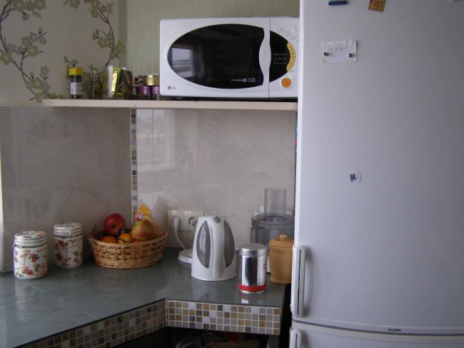 Оригинальный дизайн П-образной кухни 13 кв.м в эркере (17 фото)