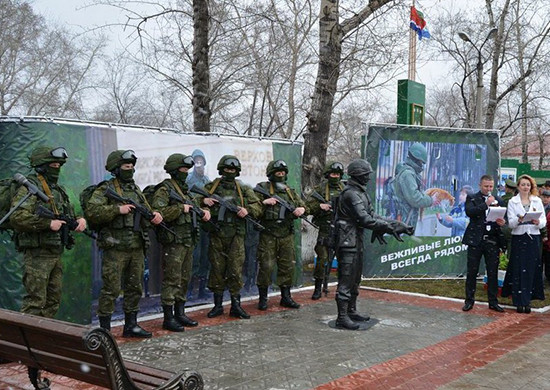 В городе Белогорске Амурской области открыт первый в России памятник «вежливым людям»