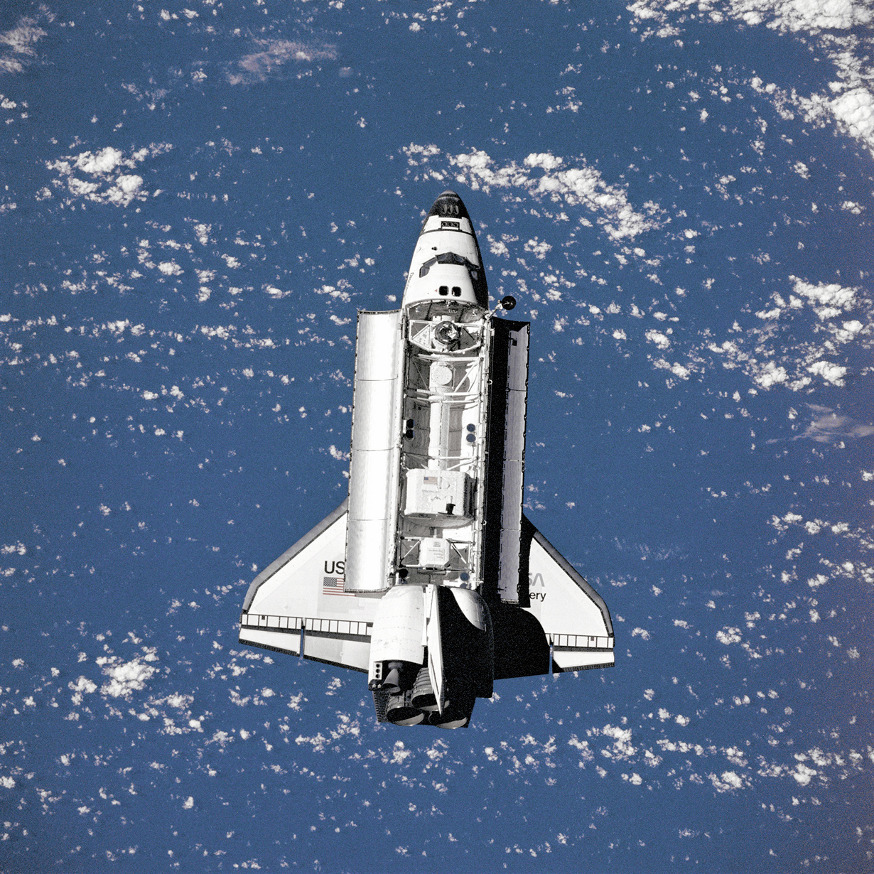 Вид на шаттл «Дискавери» с пилотируемого научно-исследовательского орбитального комплекса «Мир». (NASA on The Commons)