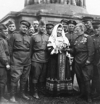 Лидия Русланова и советские солдаты в Берлине, 1945 год
