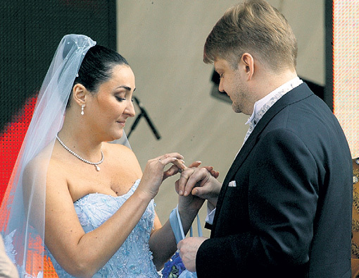 Свадьба певицы и бизнесмена... Фото Анатолия ЖДАНОВА/«Комсомольская правда»