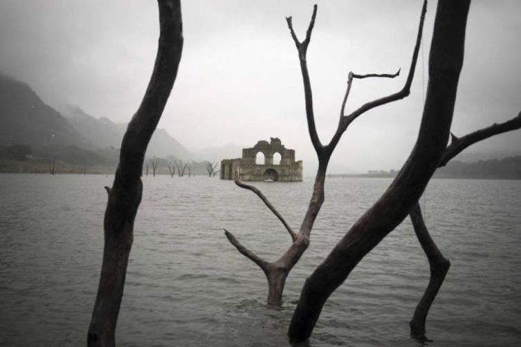 затопленная церковь в Мексике, затопленная церковь над водой, затопленная мексиканская церковь