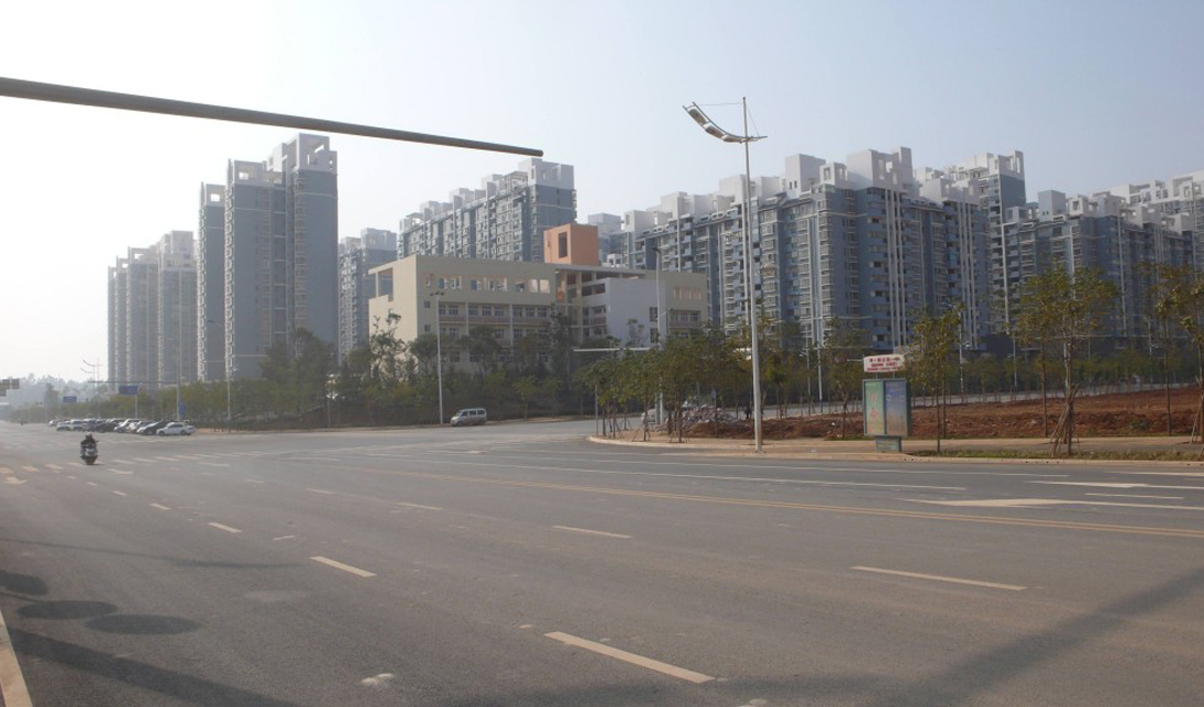 ЧэнгунДва университета должны были стать основой нового городка Чэнгун: исходя из количества студентов проектировались огромные многоэтажки на сотни тысяч квартир. К сожалению, всеобщих ожиданий Чэнгун не оправдал. Местные жители скупили основную часть жилья в качестве инвестиций, но жить здесь не стал никто.